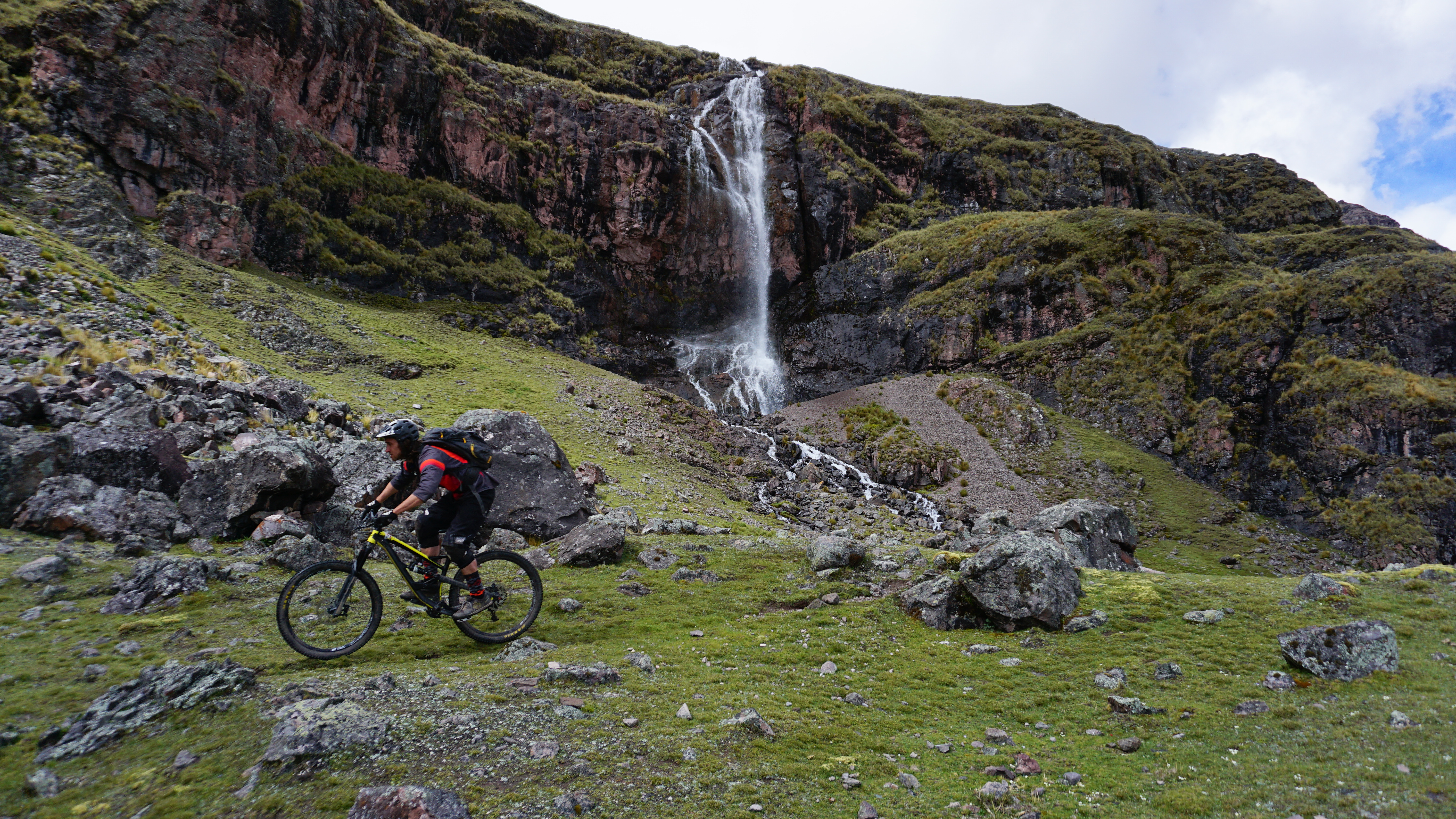 downhill freeride bike ausangate/></p>
<p> </p>
<p>After such a good descent, the storm began; right and exactly in the same place when it start the first time, 2 years ago, we almost died with my friends due to hypothermia and frostbite of our hands and feets. But this time I came prepared. Near the lagoons we found some abandoned cabins, but it was so cold and rainy that we had no choice to open a cabin and wait...<br /><img class=